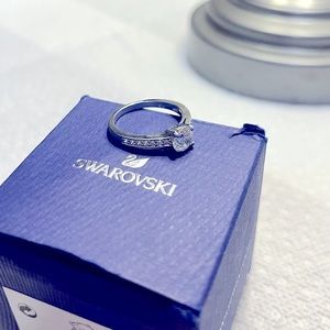 Attract ring, round cut, pavé,white,rhodium plated, circonia. Zise 8